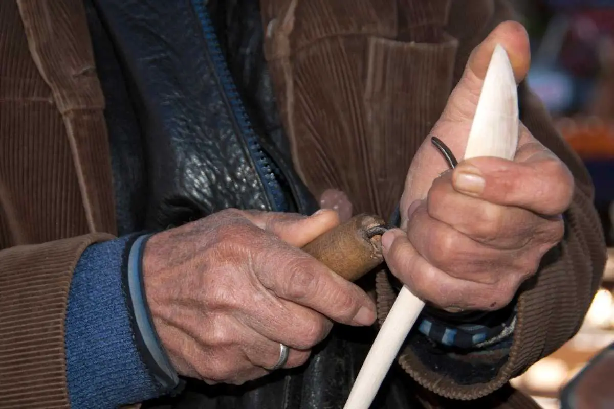 how to carve a wood spoon